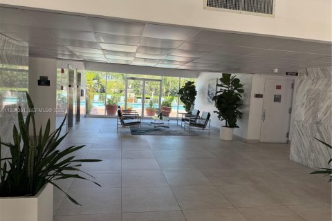 Condo in Hallandale Beach, Florida, 2 bedrooms  № 2053453 - photo 2