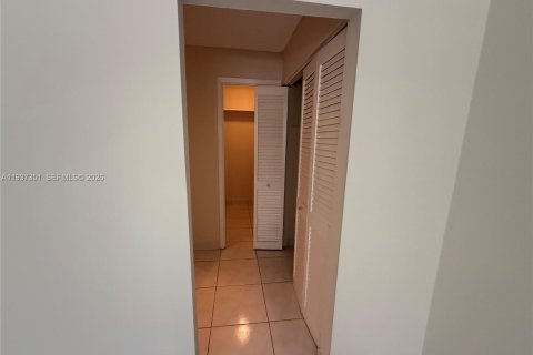 Condo in Hallandale Beach, Florida, 2 bedrooms  № 2053453 - photo 6