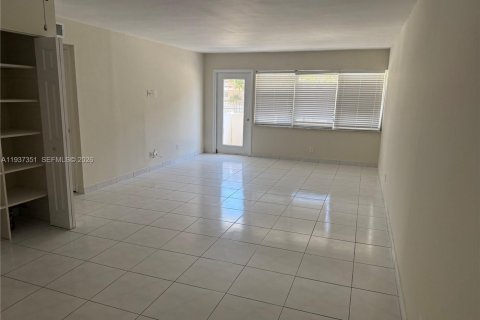Condo in Hallandale Beach, Florida, 2 bedrooms  № 2053453 - photo 3