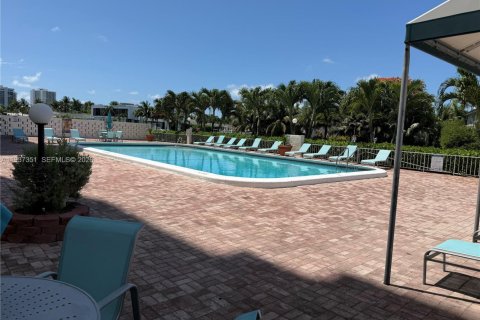 Condo in Hallandale Beach, Florida, 2 bedrooms  № 2053453 - photo 16