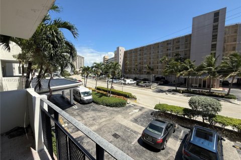 Condo in Hallandale Beach, Florida, 2 bedrooms  № 2053453 - photo 15