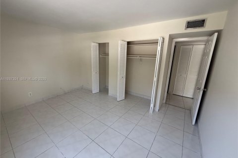 Condo in Hallandale Beach, Florida, 2 bedrooms  № 2053453 - photo 10