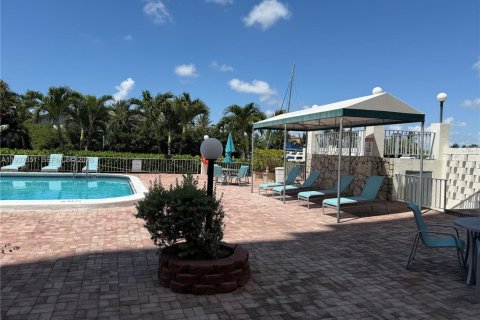 Condo in Hallandale Beach, Florida, 2 bedrooms  № 2053453 - photo 17