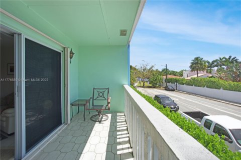 Condo in Lake Worth, Florida, 2 bedrooms  № 1941537 - photo 18