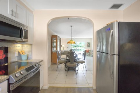 Condo in Lake Worth, Florida, 2 bedrooms  № 1941537 - photo 11
