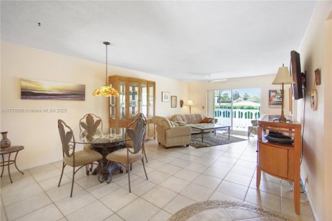 Condo in Lake Worth, Florida, 2 bedrooms  № 1941537 - photo 9