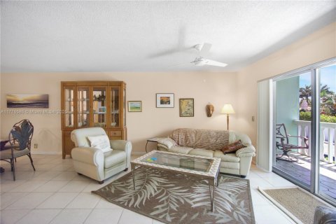 Condo in Lake Worth, Florida, 2 bedrooms  № 1941537 - photo 15