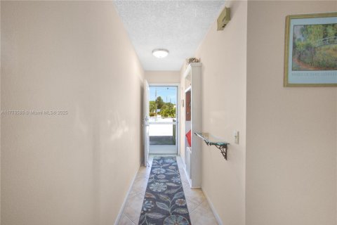 Condo in Lake Worth, Florida, 2 bedrooms  № 1941537 - photo 27