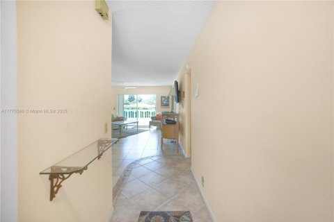 Condo in Lake Worth, Florida, 2 bedrooms  № 1941537 - photo 8