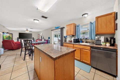 House in Eustis, Florida 4 bedrooms, 259.01 sq.m. № 2216546 - photo 16