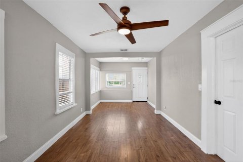 House in Saint Petersburg, Florida 3 bedrooms, 90.67 sq.m. № 2092522 - photo 5