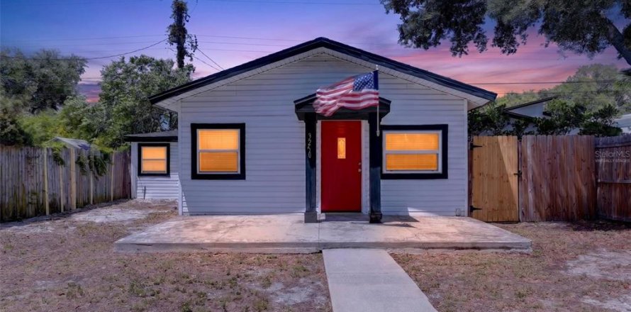 House in Saint Petersburg, Florida 3 bedrooms, 90.67 sq.m. № 2092522