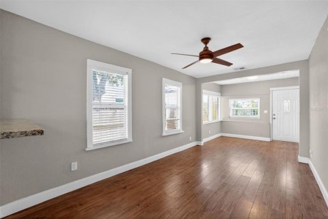 House in Saint Petersburg, Florida 3 bedrooms, 90.67 sq.m. № 2092522 - photo 11
