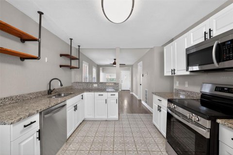 House in Saint Petersburg, Florida 3 bedrooms, 90.67 sq.m. № 2092522 - photo 22