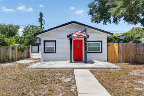 House in Saint Petersburg, Florida 3 bedrooms, 90.67 sq.m. № 2092522 - photo 2