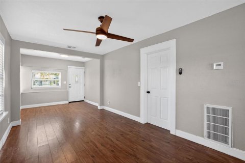 House in Saint Petersburg, Florida 3 bedrooms, 90.67 sq.m. № 2092522 - photo 4