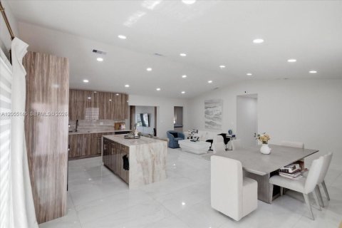 Casa en venta en Miami, Florida, 3 dormitorios, 175.03 m2 № 2185984 - foto 2