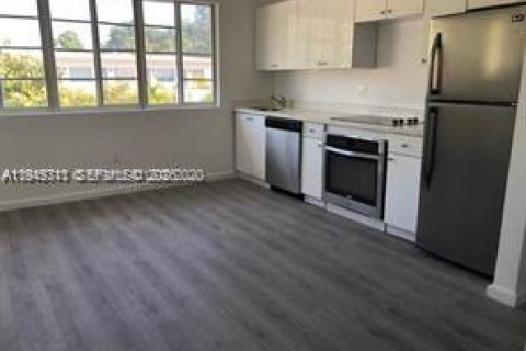 Condo in Miami Beach, Florida, 1 bedroom  № 2001777 - photo 5