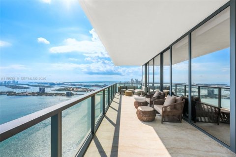 Condo in Miami, Florida, 4 bedrooms № 2081008 - photo 3