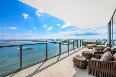 Condo in Miami, Florida, 4 bedrooms № 2081008 - photo 2