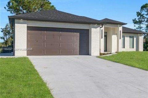 House in Lehigh Acres, Florida 3 bedrooms, 151.34 sq.m. № 2091375