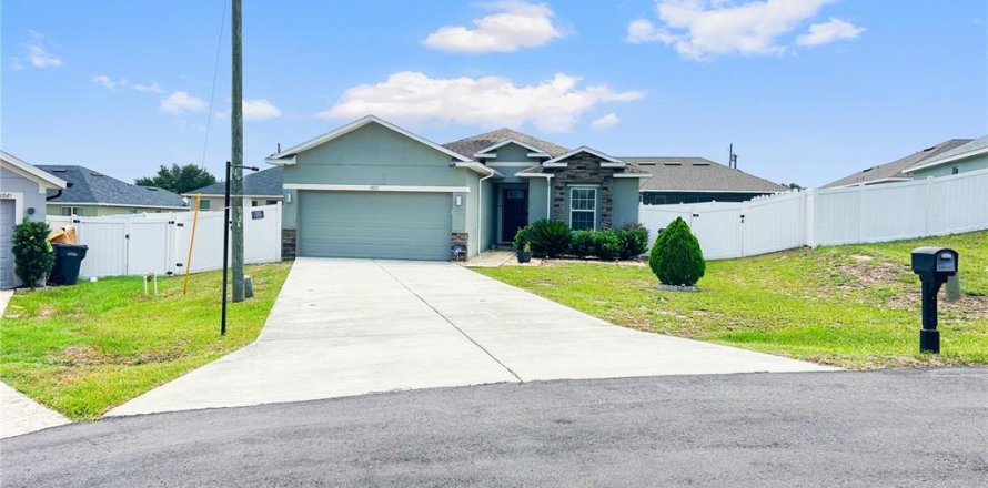 House in Poinciana, Florida 3 bedrooms, 121.24 sq.m. № 2224956