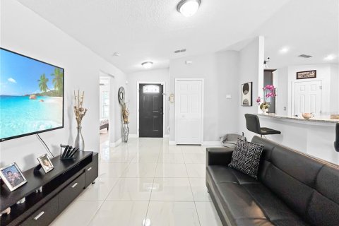 House in Poinciana, Florida 3 bedrooms, 121.24 sq.m. № 2224956 - photo 12