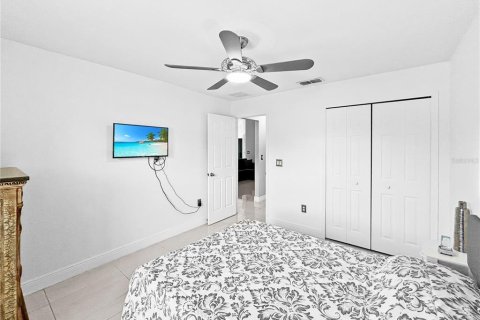 House in Poinciana, Florida 3 bedrooms, 121.24 sq.m. № 2224956 - photo 6