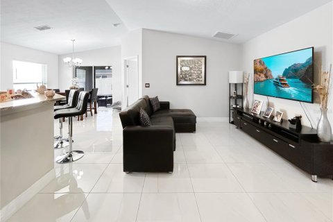 House in Poinciana, Florida 3 bedrooms, 121.24 sq.m. № 2224956 - photo 13