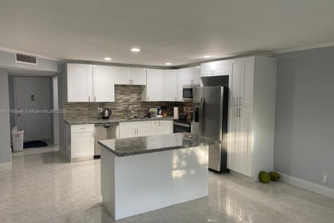 Condo in Lauderhill, Florida, 2 bedrooms  № 1868613 - photo 1