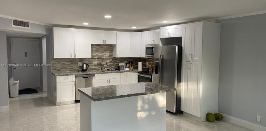 Condo in Lauderhill, Florida, 2 bedrooms № 1868613