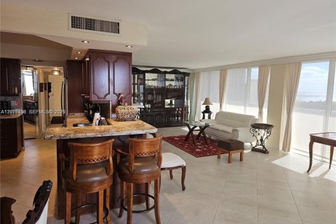 Condo in Hallandale Beach, Florida, 2 bedrooms № 2145931 - photo 7
