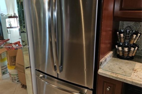 Condo in Hallandale Beach, Florida, 2 bedrooms № 2145931 - photo 18