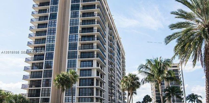 Condo in Hallandale Beach, Florida, 2 bedrooms № 2145931