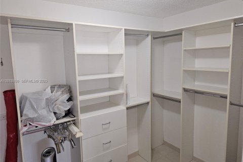 Condo in Hallandale Beach, Florida, 2 bedrooms № 2145931 - photo 26