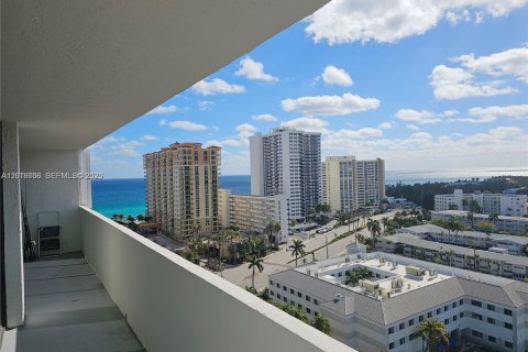 Condo in Hallandale Beach, Florida, 2 bedrooms № 2145931 - photo 16