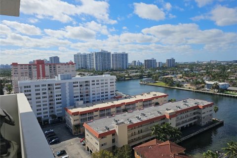 Condo in Hallandale Beach, Florida, 2 bedrooms № 2145931 - photo 14