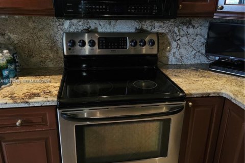 Condo in Hallandale Beach, Florida, 2 bedrooms № 2145931 - photo 21