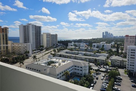 Condo in Hallandale Beach, Florida, 2 bedrooms № 2145931 - photo 17