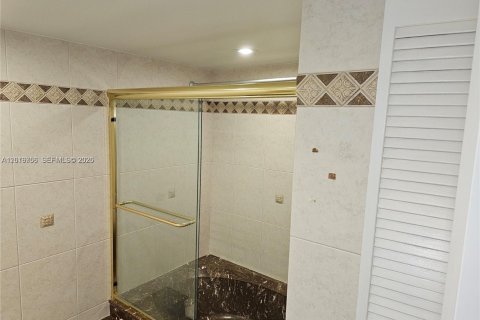 Condo in Hallandale Beach, Florida, 2 bedrooms № 2145931 - photo 25