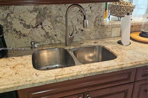 Condo in Hallandale Beach, Florida, 2 bedrooms № 2145931 - photo 19