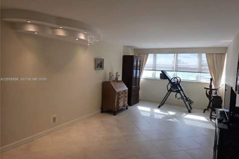 Condo in Hallandale Beach, Florida, 2 bedrooms № 2145931 - photo 28