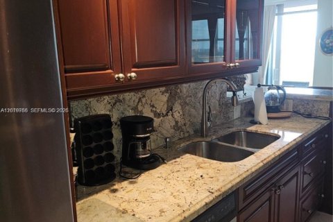 Condo in Hallandale Beach, Florida, 2 bedrooms № 2145931 - photo 4