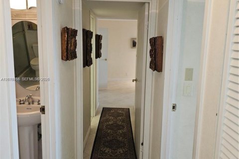 Condo in Hallandale Beach, Florida, 2 bedrooms № 2145931 - photo 22