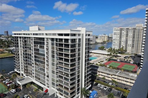 Condo in Hallandale Beach, Florida, 2 bedrooms № 2145931 - photo 12