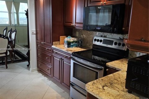 Condo in Hallandale Beach, Florida, 2 bedrooms № 2145931 - photo 3