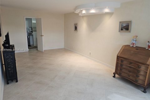 Condo in Hallandale Beach, Florida, 2 bedrooms № 2145931 - photo 29