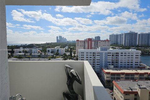 Condo in Hallandale Beach, Florida, 2 bedrooms № 2145931 - photo 15
