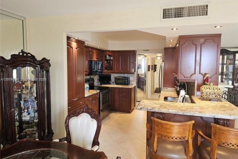 Condo in Hallandale Beach, Florida, 2 bedrooms № 2145931 - photo 8