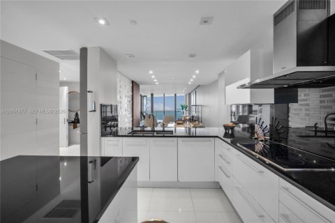 Condo in Sunny Isles Beach, Florida, 3 bedrooms  № 2176485 - photo 30